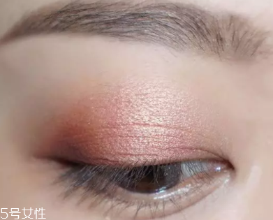 棕色眼影怎么畫好看？作為最后的暈染色