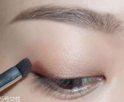棕色眼影怎么畫好看？作為最后的暈染色