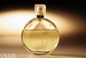 香水噴太多了怎么辦？用濕毛巾擦拭