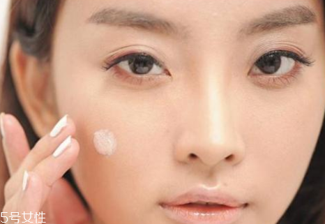 妝前乳用手還是海綿？水潤質(zhì)地用手