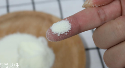 愛他美奶粉哪個版本好？白金版表現出色