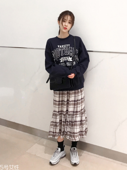 衛衣搭配什么裙子好看？春日少女范兒盡顯