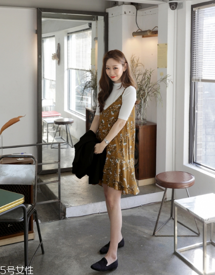 吊帶碎花裙配什么上衣？打造乖乖女形象