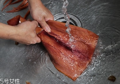 魷魚(yú)上面的膜怎么處理 