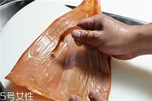 魷魚(yú)上面的膜怎么處理 