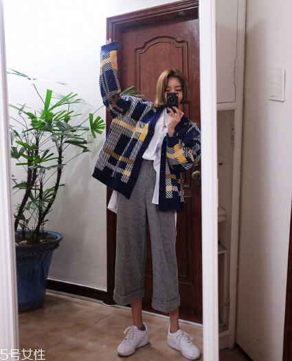 格子毛衣怎么搭配？盡顯減齡學院風