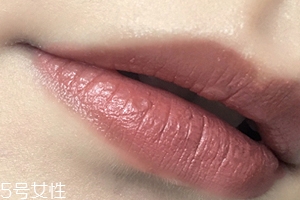唇部顏色深用什么口紅？chanel絲絨口紅62號(hào)不怕唇深