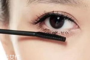 不畫(huà)眼線只涂睫毛膏行嗎？這么涂睫毛膏能放大雙眼