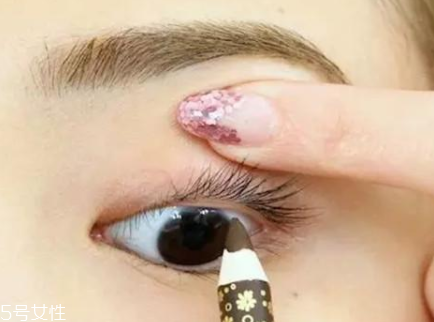 不畫(huà)眼線只涂睫毛膏行嗎？這么涂睫毛膏能放大雙眼