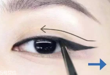 不畫(huà)眼線只涂睫毛膏行嗎？這么涂睫毛膏能放大雙眼