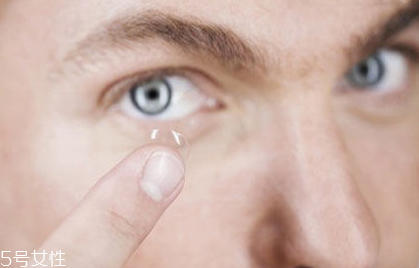 美瞳日拋在一天之內可以重復戴嗎 度數和戴隱形眼鏡沒有關系