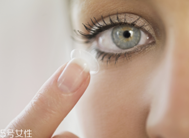 美瞳日拋在一天之內可以重復戴嗎 度數和戴隱形眼鏡沒有關系