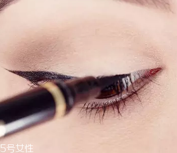 眼線眼尾怎么畫好看？用透明膠畫出優美弧度