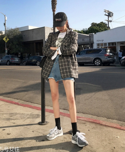 牛仔短裙搭配什么鞋？瞬間變身萌萌少女