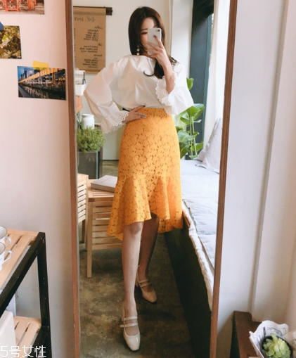 蕾絲半身裙配什么上衣好看？瞬間氣質脫俗