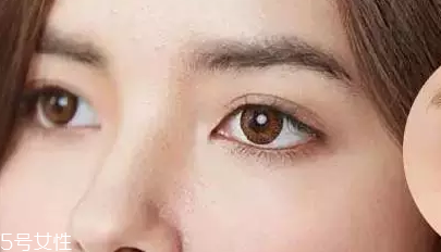 棕色眼影配什么口紅？任何唇色都可以