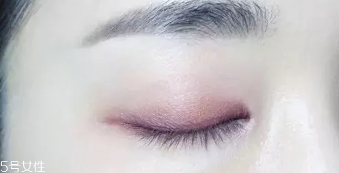 紫色眼影配什么口紅？配少女粉堪稱完美