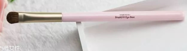 眼影用手還是刷子？兩種工具詳細用法