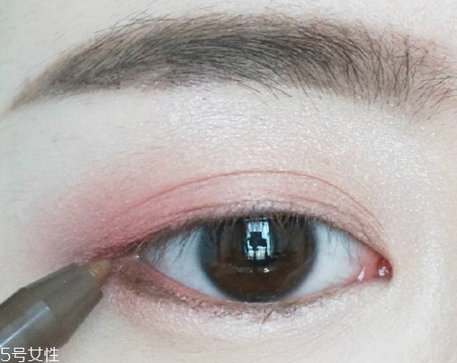 桃花妝用什么眼影好？3重色彩打造迷人眼妝