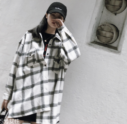 襯衫里面要穿衣服嗎？要看襯衫的面料顏色