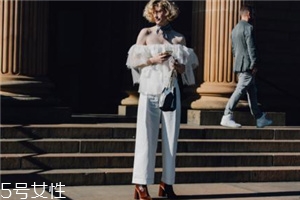 荷葉邊上衣配什么褲子？塑造浪漫小女人氣質