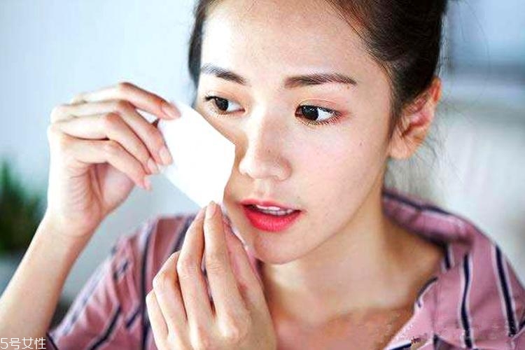 為什么油皮會(huì)變成干皮？三個(gè)油皮護(hù)膚誤區(qū)