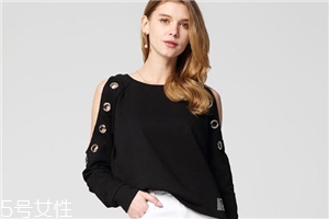 露肩上衣怎么搭配？屬于春天的小性感