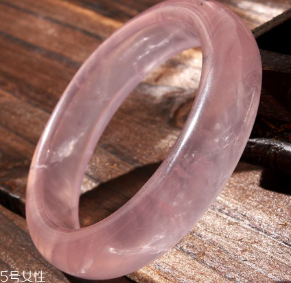 粉晶手鐲戴哪只手？左手才能發揮作用