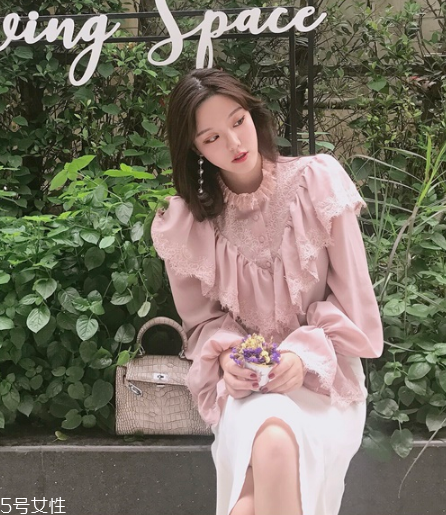 荷葉邊上衣怎么搭配？少女路線必備款