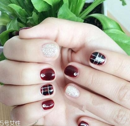 美甲的形狀和顏色怎么搭配？劍型指甲適合紅與黑