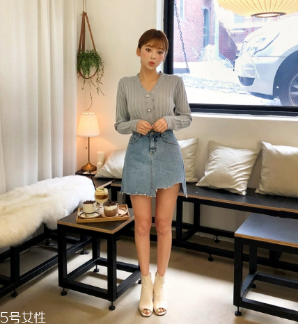 牛仔裙配什么上衣？最經(jīng)典的時(shí)尚穿搭