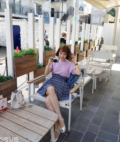 格子裙搭配什么上衣？俏皮少女范兒