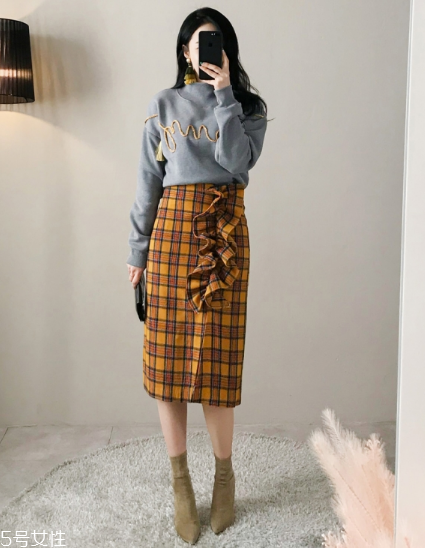 格子裙搭配什么上衣？俏皮少女范兒