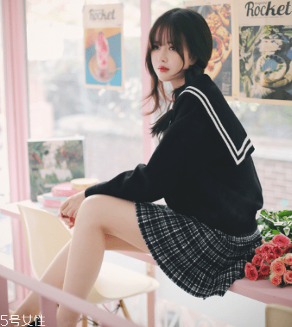 格子裙搭配什么上衣？俏皮少女范兒