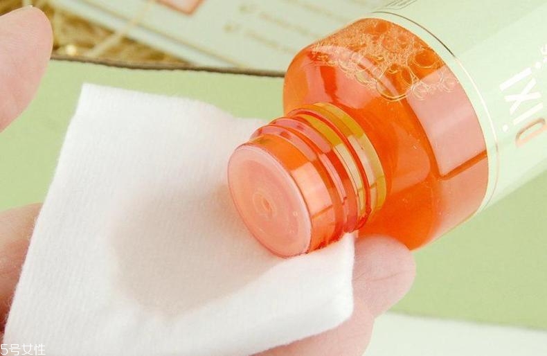 去角質化妝水含酒精嗎？適合痘肌嗎？