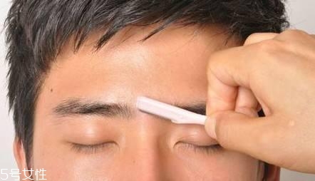 男生怎么化妝顯臉小？這4個地方化好秒帥
