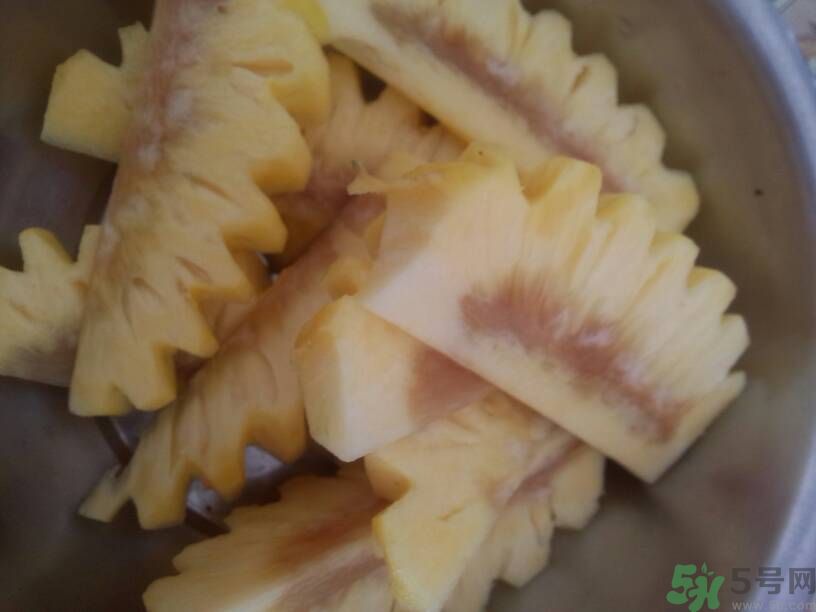 菠蘿里面發(fā)黑能吃嗎？切開菠蘿里面是黑色的怎么回事？