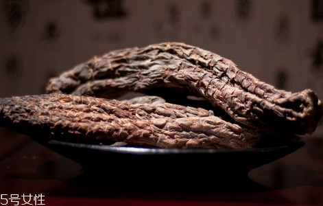 肉蓯蓉什么顏色的好 肉蓯蓉一般呈現黑色