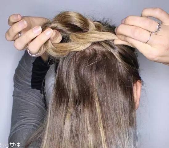 披肩發怎么弄好看圖解 六款新的編發教程