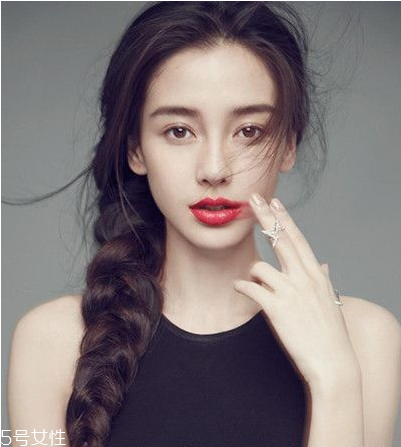 披肩發怎么弄好看圖解 六款新的編發教程