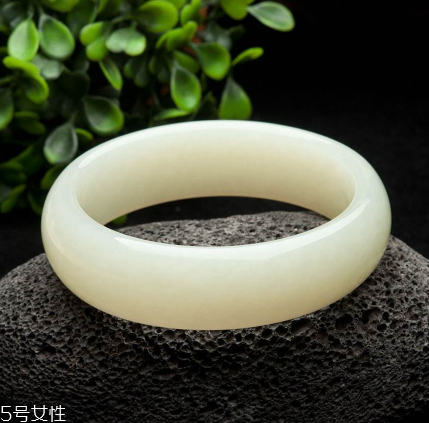 玉手鐲可以戴著睡覺(jué)嗎？玉手鐲有助于睡眠