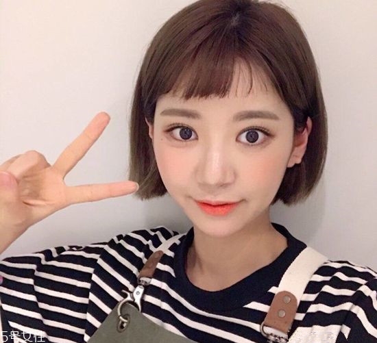 劉海在眉毛上面的發型叫什么 劉海要看自己的臉型修剪