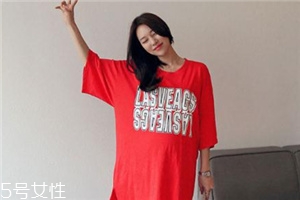 紅色t恤衫配什么褲子？紅色t恤這樣搭配褲子