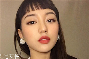劉海在眉毛上面的發型叫什么 劉海要看自己的臉型修剪