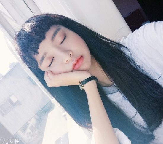 劉海在眉毛上面的發型叫什么 劉海要看自己的臉型修剪