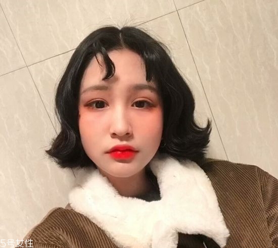 劉海在眉毛上面的發型叫什么 劉海要看自己的臉型修剪