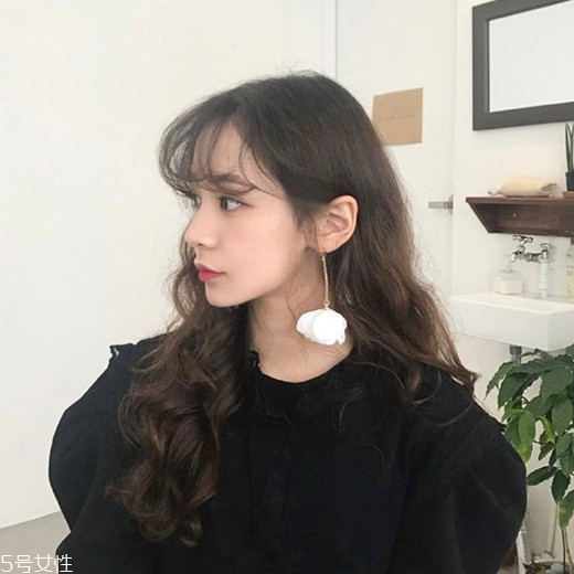 2022年流行短發還是長發 臉大的女生適合這些發型