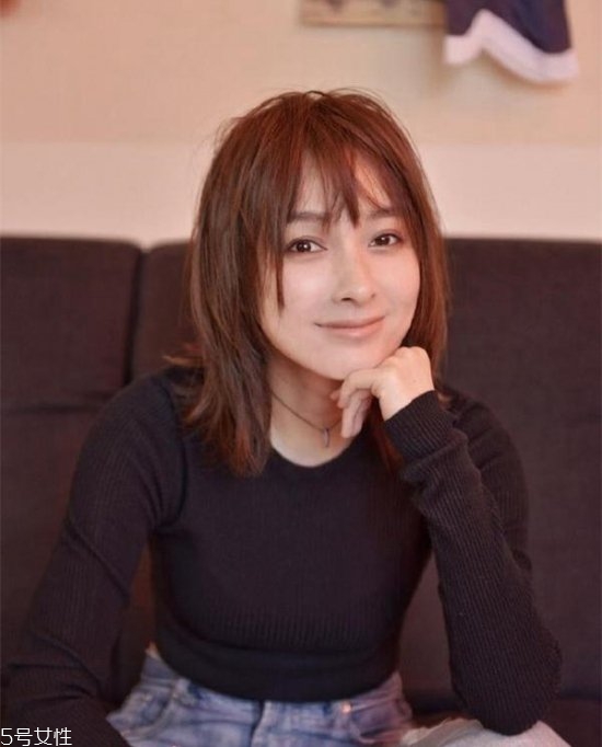 劉海在眉毛上面的發型叫什么 劉海要看自己的臉型修剪