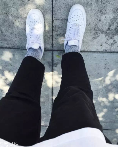 小白鞋上的泥怎么去除？小白鞋上的泥點清洗方法
