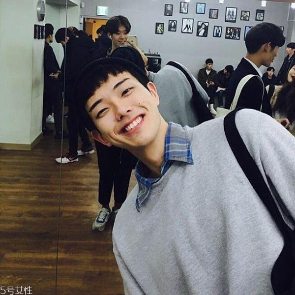 單眼皮男生適合什么發型 單眼皮男生也可以很帥